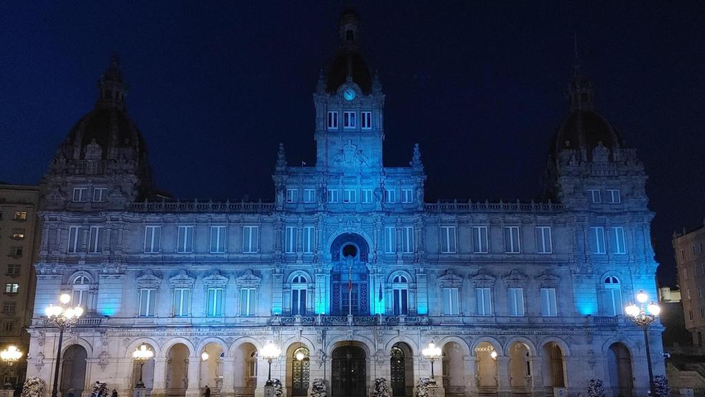 La fachada de María Pita iluminada de azul en apoyo al Deportivo.