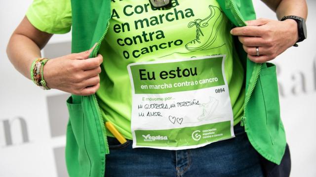 Una participante de la X andaina solidaria de la AECC.