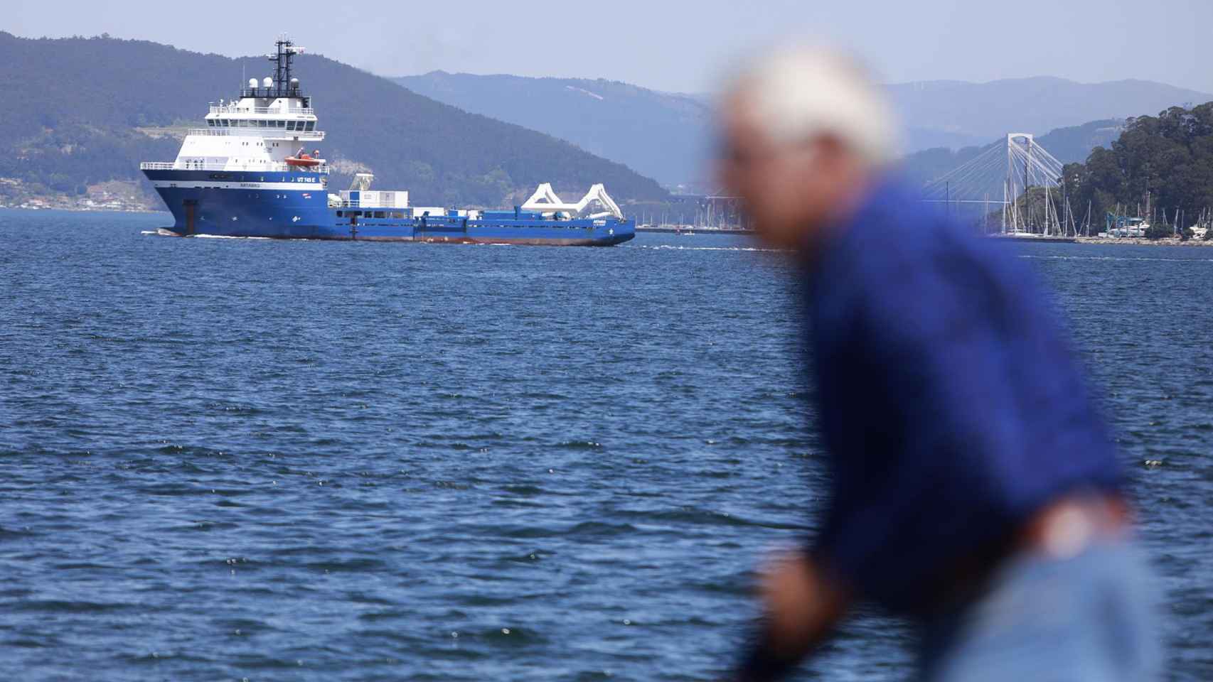 El buque de inspección del pecio del ‘Villa de Pitanxo’, el ‘Artabro’, a su salida del Puerto de Vigo.