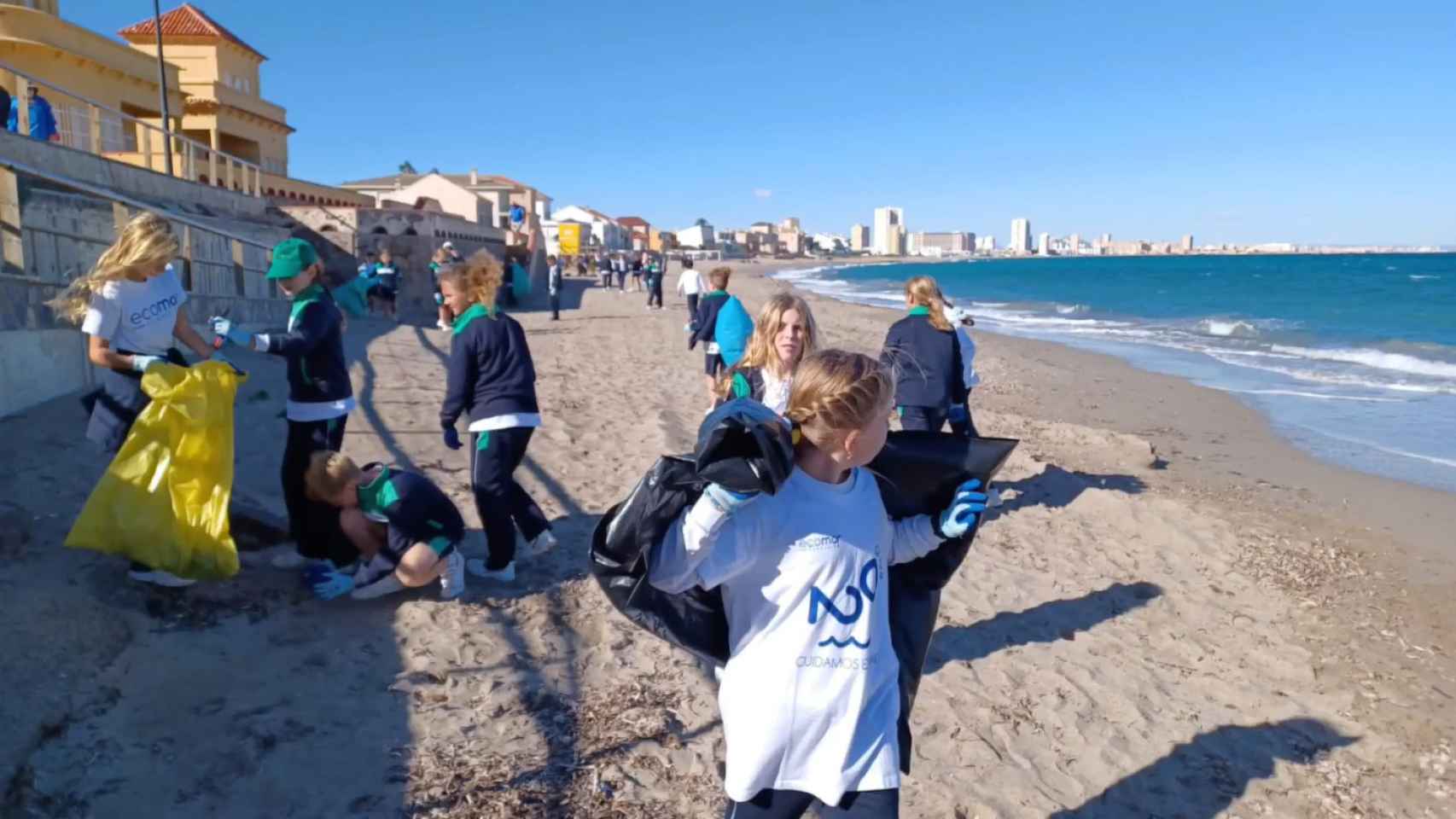 Los alumnos limpian la playa en Cabo de Palos como parte de su educación ambiental.
