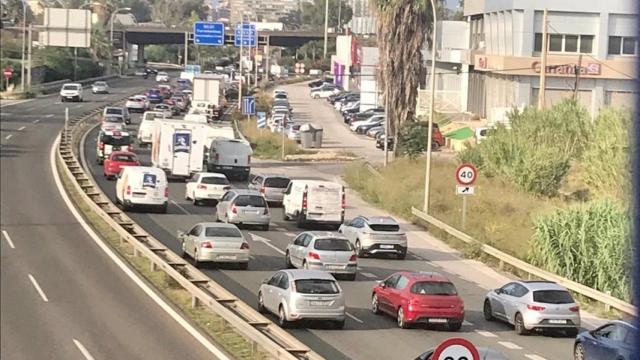 Retenciones tras un incendio de un camión en la A-7.