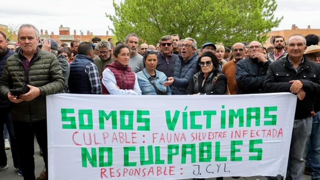 Ganaderos protestando en Salamanca ante la Delegación Territorial de la Junta de Castilla y León el pasado 12 de abril.