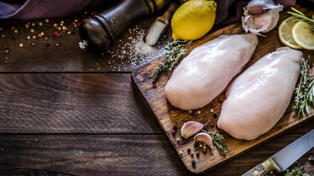 Pechuga de pollo en la mesa de la cocina. Foto: IStock.