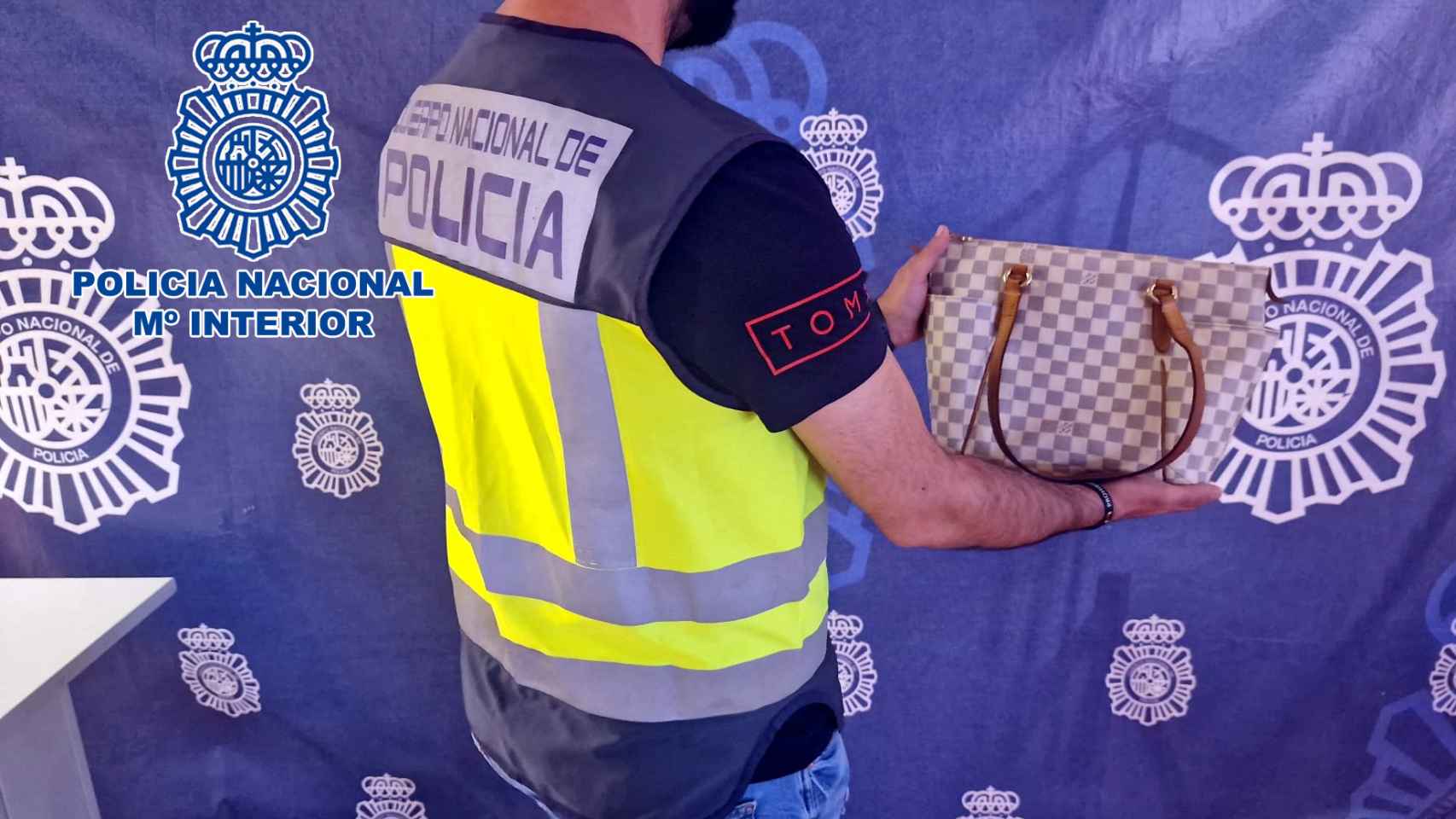 Uno de los bolsos recuperados por los agentes de la Policía Nacional.