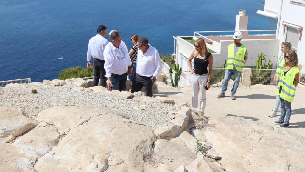 Visita del alcalde de Benidorm y los técnicos al Tossal de la Cala, este lunes.