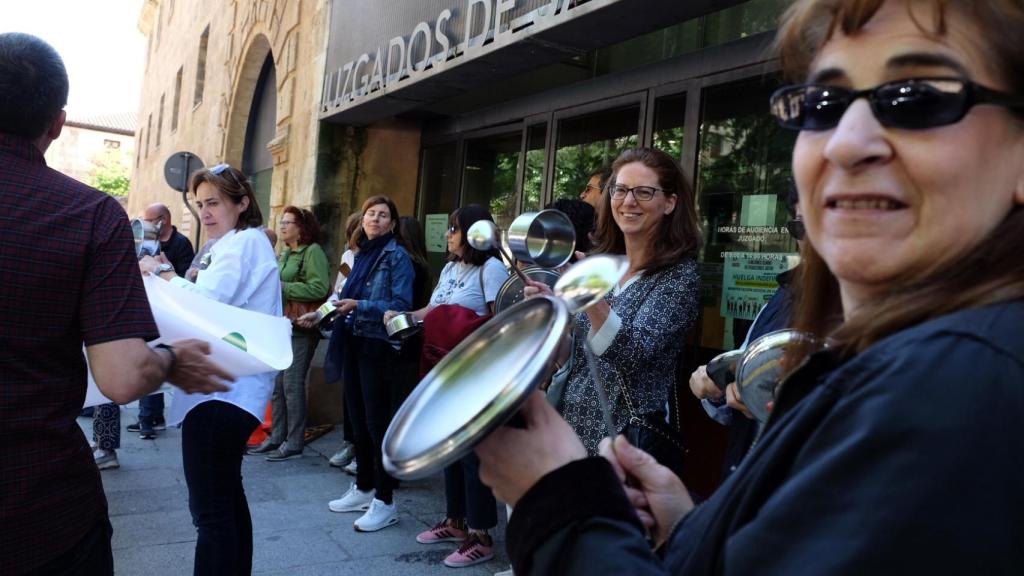 Cacerolada a las puertas de los Juzgados de Salamanca