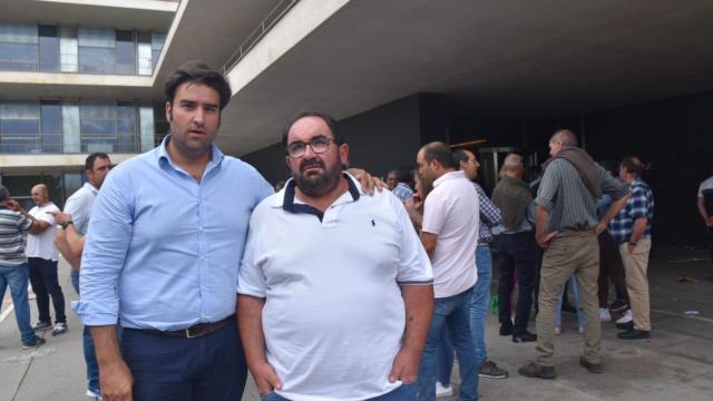 Jacinto Sánchez, portavoz de Unión por la Ganadería, y Manuel Caballero, propietario de Quesos Cinara de Hijosa de Duero, en la concentración de hoy