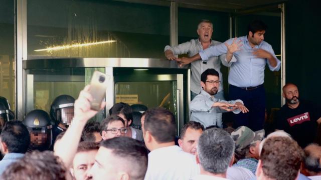 El intento de asalto de los manifestantes ganaderos a la Delegación de la Junta en Salamanca en imágenes