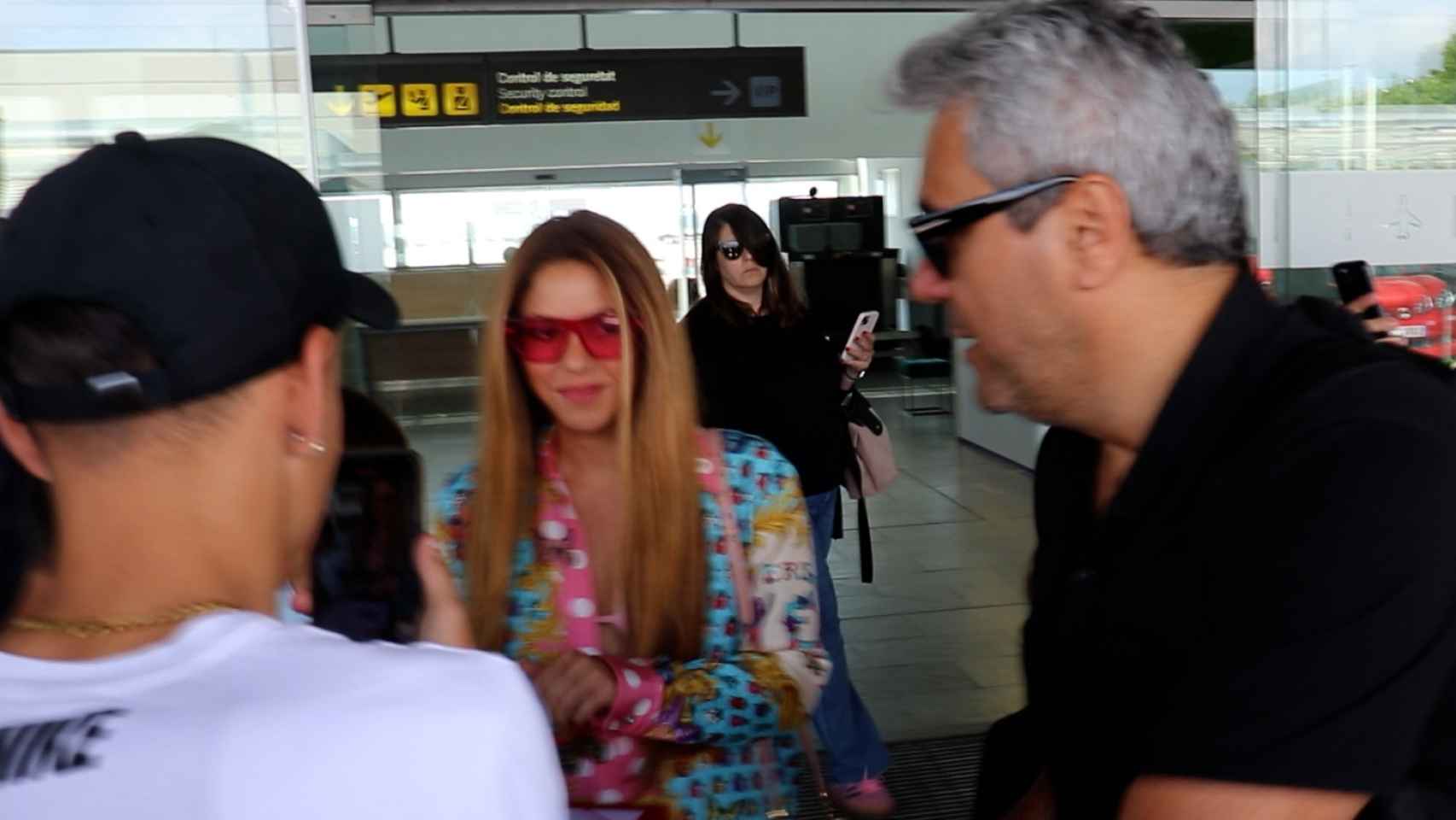 Shakira, luciendo unas gafas de sol fucsia, en su llegada a Barcelona.
