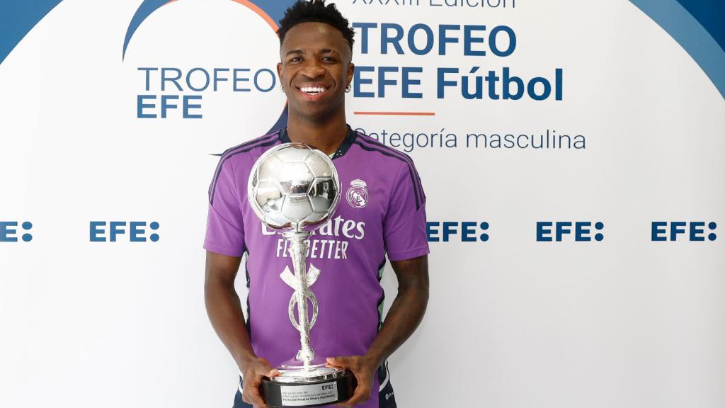 Vinicius Júnior, con el Trofeo EFE a Mejor Jugador Iberoamericano de 2022