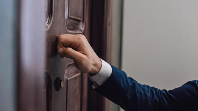 Un comercial a puerta fría llamando a una puerta.