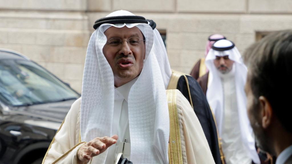 El ministro saudí de Energía, el príncipe Abdulaziz bin Salman Al-Saud, llega a una reunión de la OPEP+ en Viena.