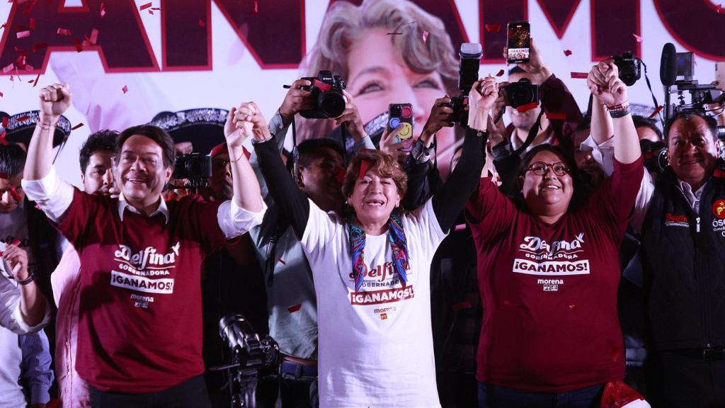 La candidata a la gubernatura del Estado de México por la coalición de los partidos MORENA, PVEM y PT, Delfina Gómez (c), festeja su triunfo durante la jornada electoral en Toluca (México).