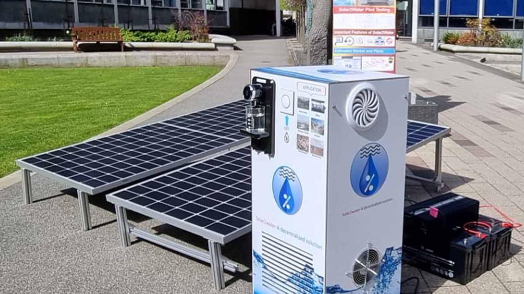 Las placas solares y el sistema dispensador de agua.