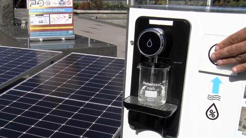 El dispensador de agua y las placas solares.