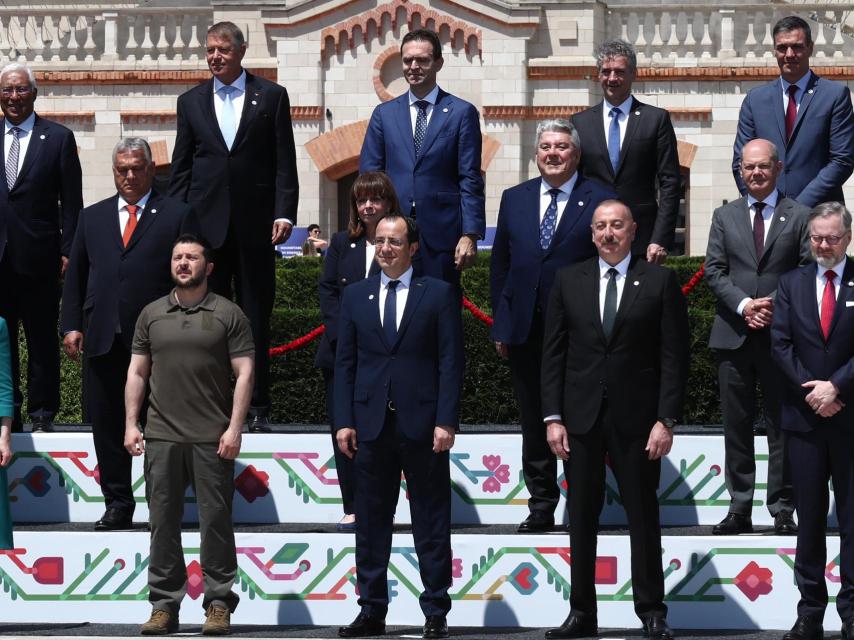 Foto de familia de los participantes en la II Cumbre de la Comunidad Política Europea.