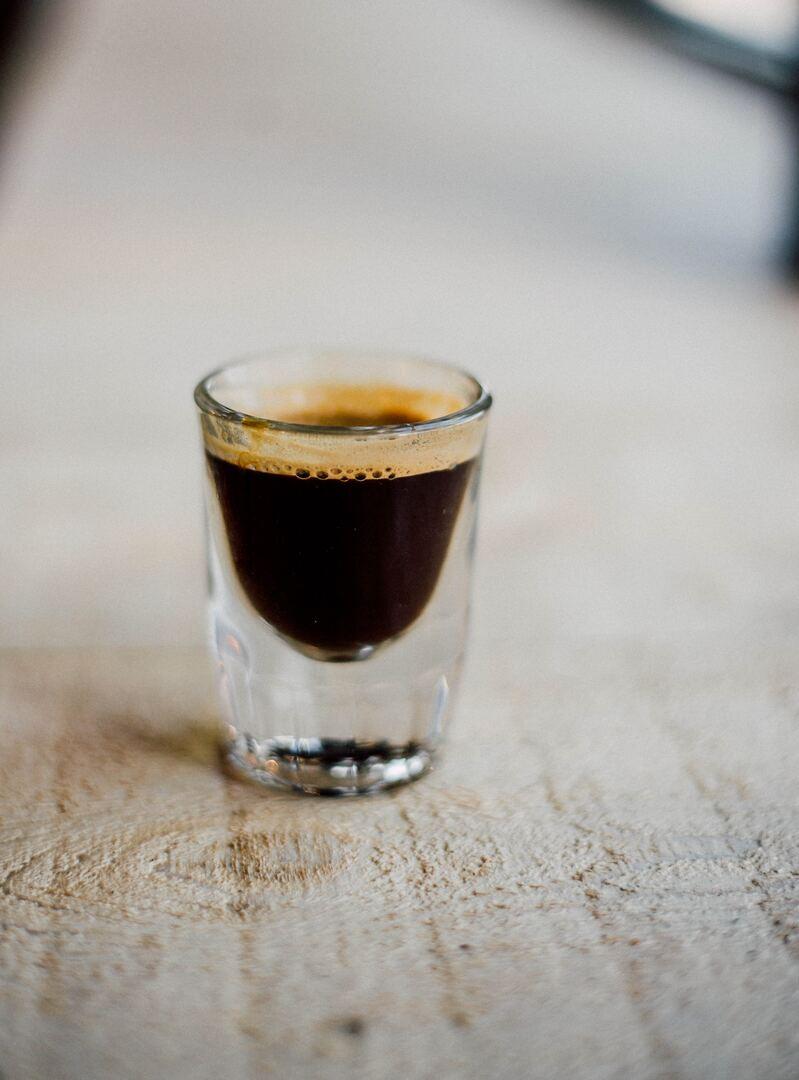 Un espresso acompañado de unas gotas de licor café, como típico acompañamiento de sobremesa. Fuente: Unsplash