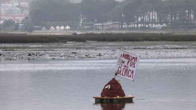 Una caca flotante denuncia la contaminación de la marisma de Foz en el Val Miñor (Pontevedra)