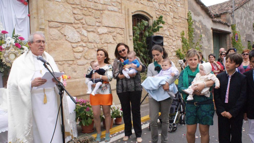 Presentación de los niños nacidos en el año en los altares del Corpus. Cabrerizos