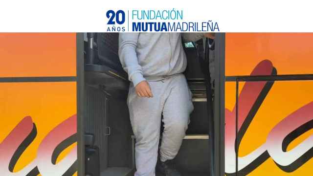 Un joven baja del autobús que llega a la Cañada Real, en Madrid.
