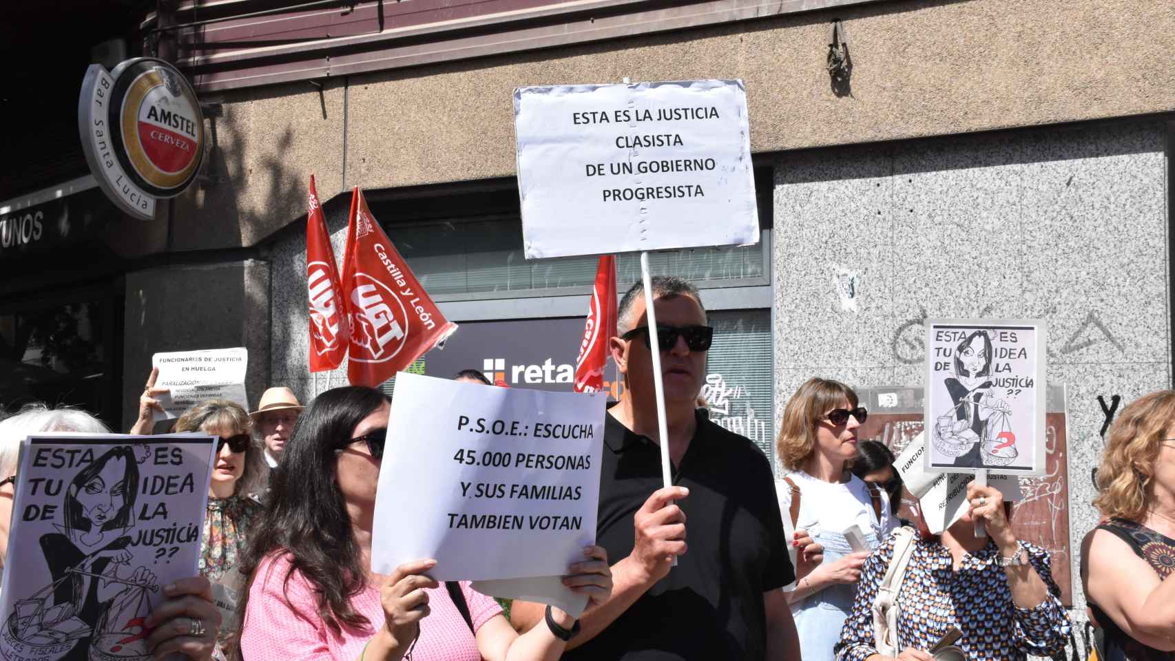 Cacerolada en la sede del PSOE de Valladolid