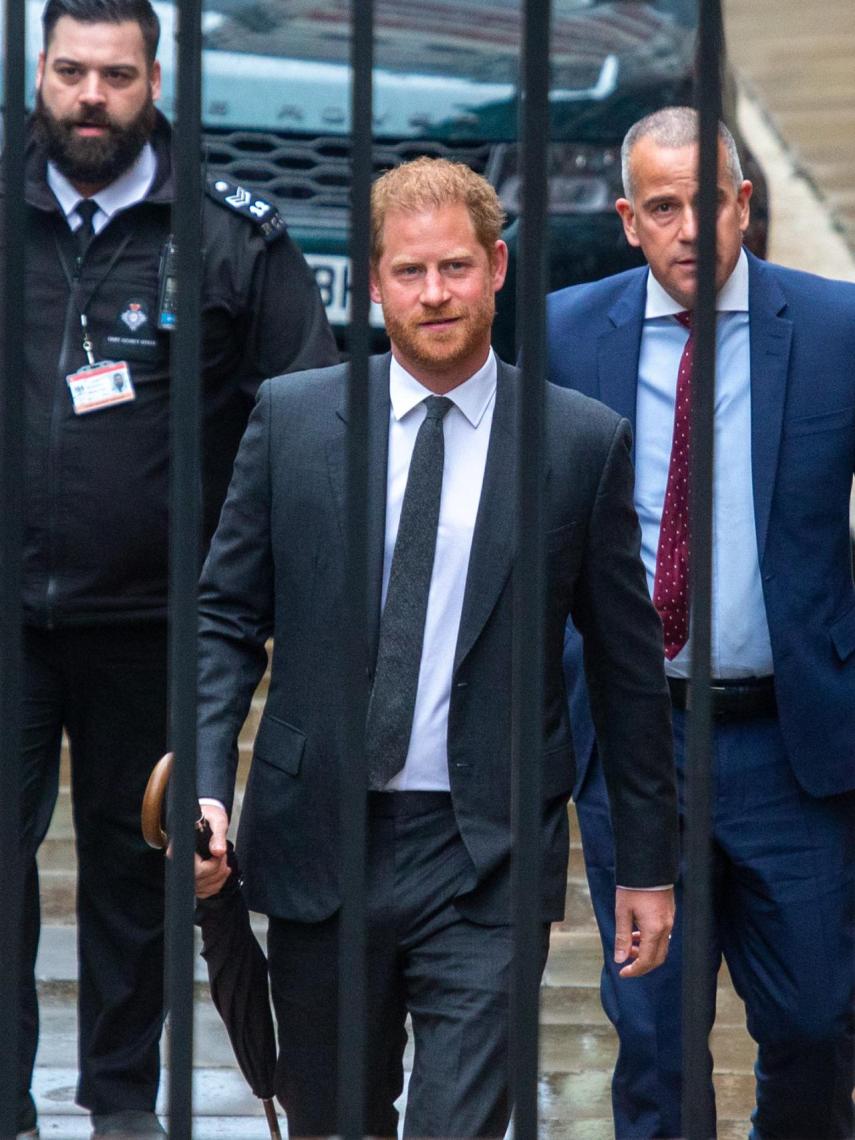 El príncipe Harry entrando a testificar.