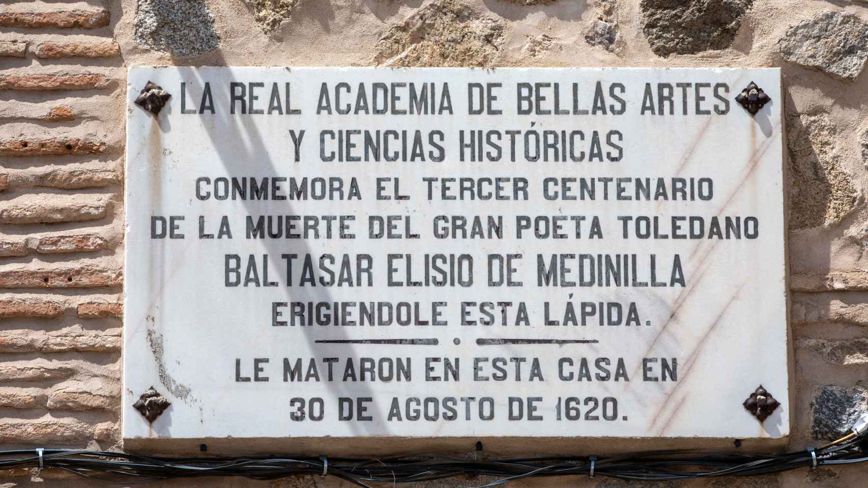 Placa colocada en la fachada del Palacio de Medinilla