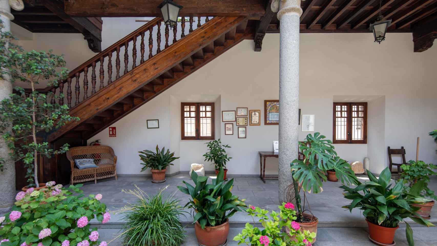Escaleras de madera que dan acceso a la planta primera del palacio de Medinilla