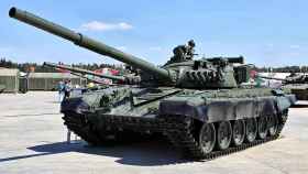 Tanque T-72 en una exposición