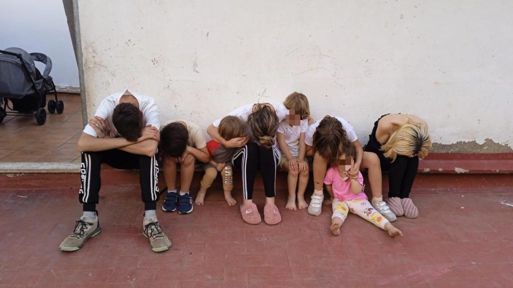 La numerosa familia de Jéssica, a punto de ser desahuciada en Torrent (Valencia). EE