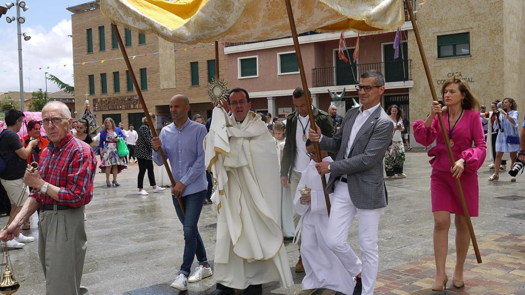 Procesión del Corpus en Carbajosa de la Sagrada, con la Sagrada Forma bajo el palio