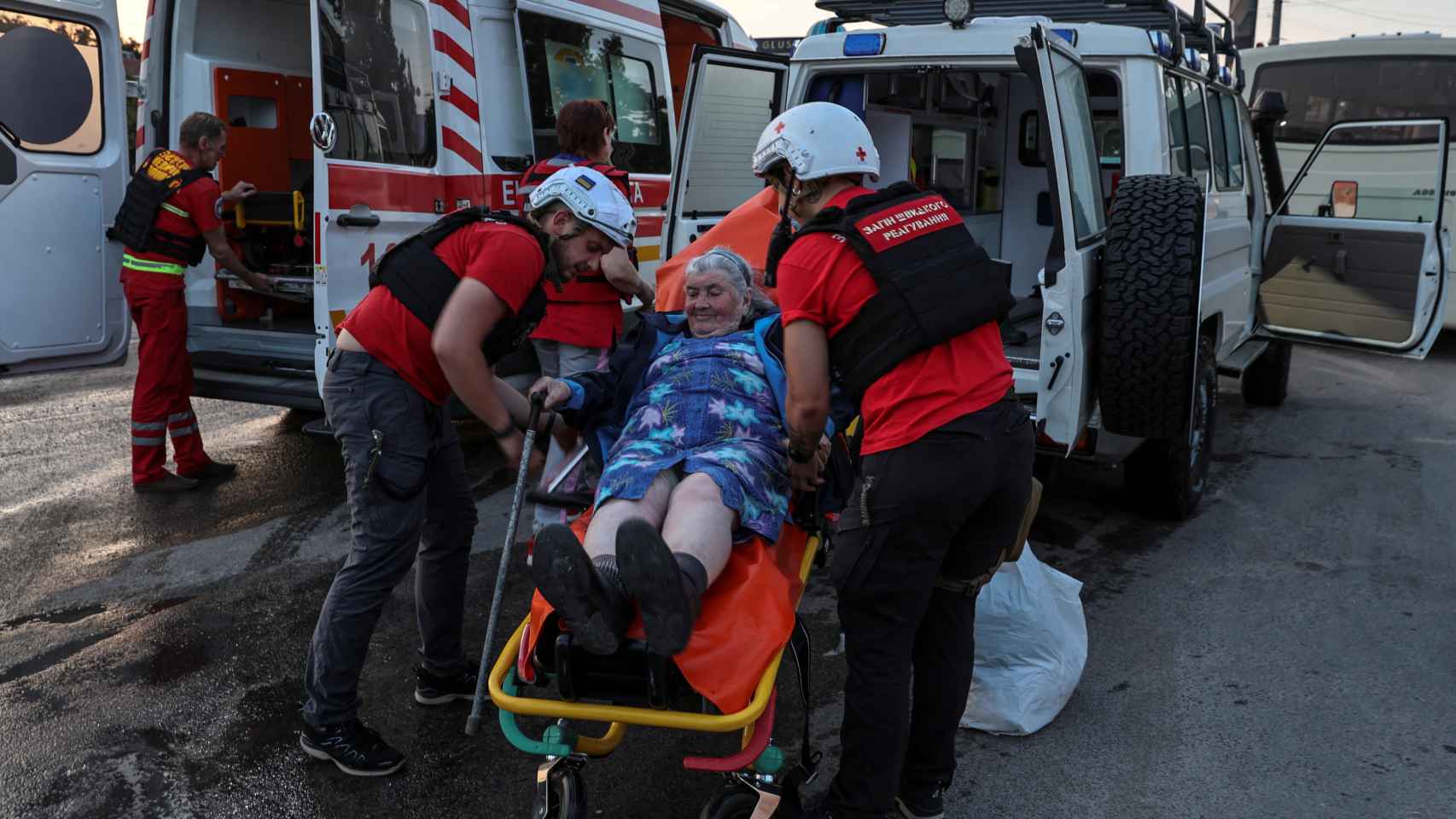 Voluntarios de la Cruz Roja ayudan a una anciana evacuada de una zona cercana a la presa de Nova Kajovka, este martes.