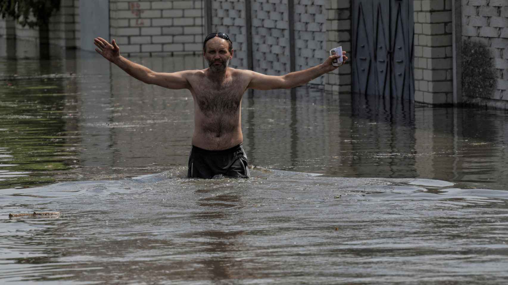 Un hombre camina por las calles inundadas de Jersón tras el derrumbe de la presa de Nova Kajovka.