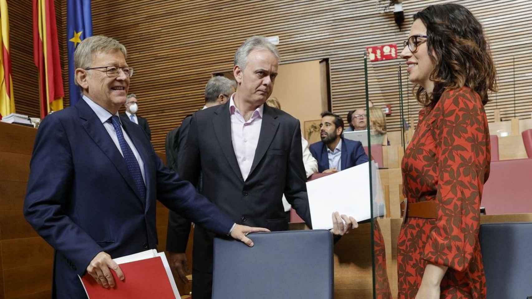 Ximo Puig, Héctor Illueca y Aitana Mas, en las Cortes valencianas.