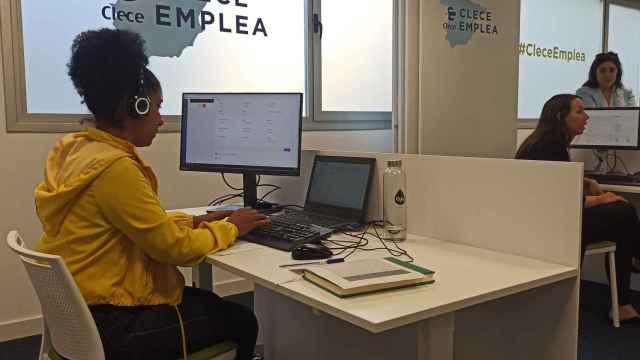 Una trabajadora de Clece entrevista on line a un candidato para los puestos de Castilla y León