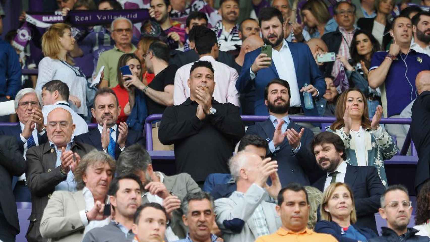 El Palco en el último partido del Real Valladolid con el presidente del club, el vicepresidente de la Junta, la delegada del Gobierno y Jesús Julio Carnero