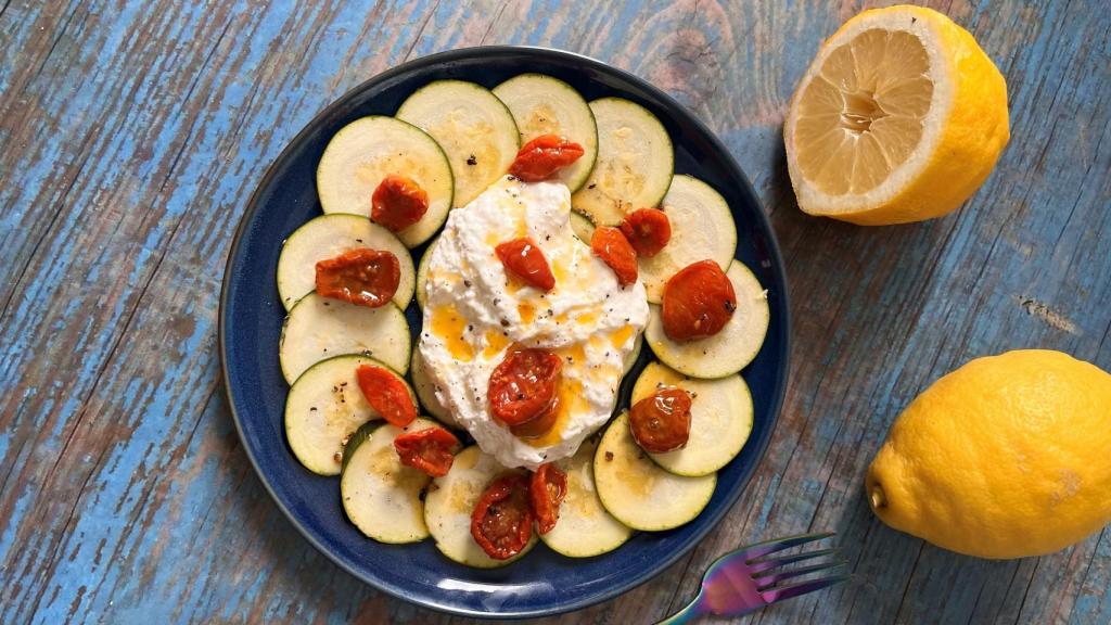 Carpaccio de calabacín con vinagreta de tomates secos y burrata, la ensalada que querrás hacer todo el verano