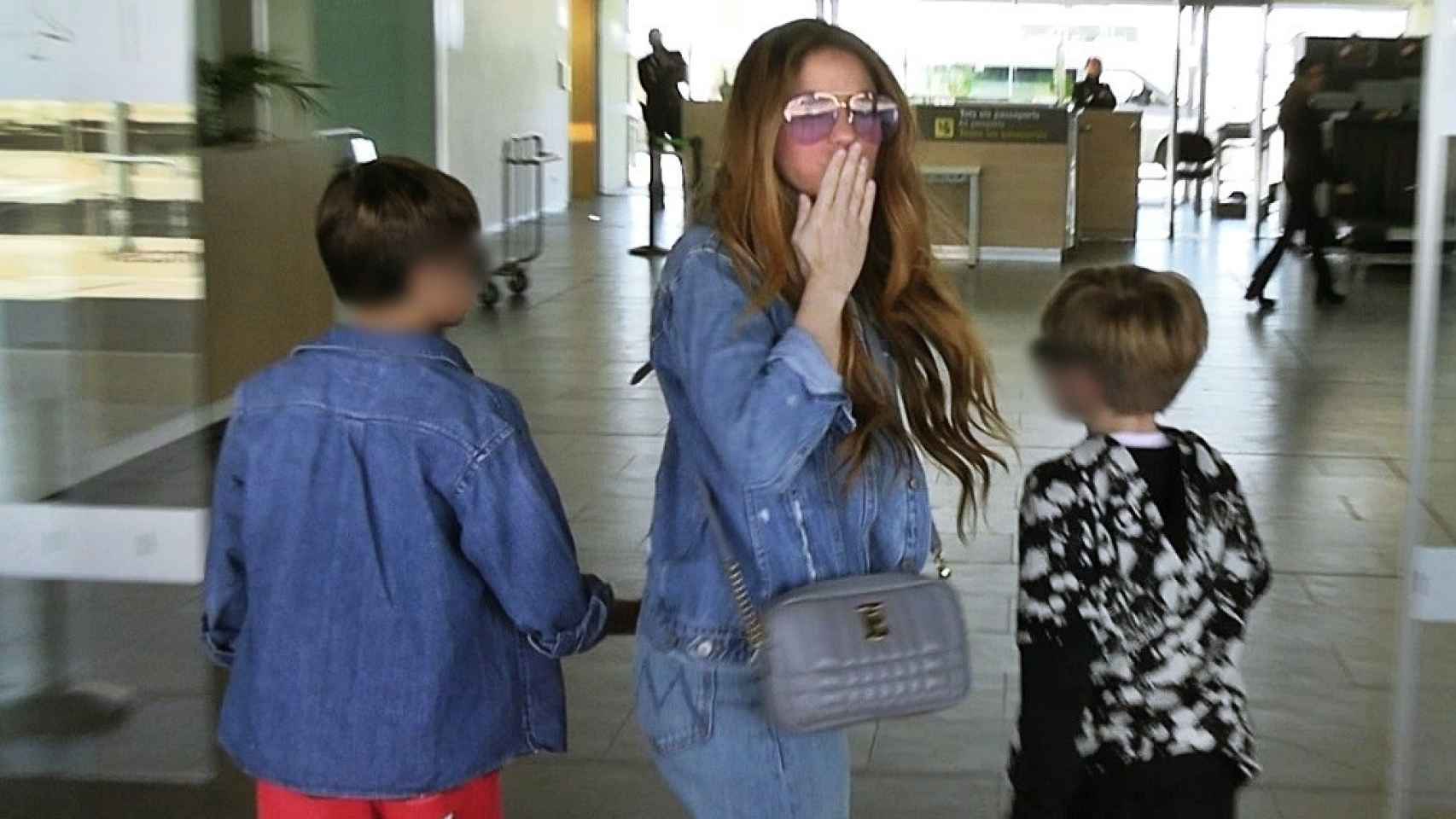 Shakira con sus hijos el día que se marchaba de Barcelona.