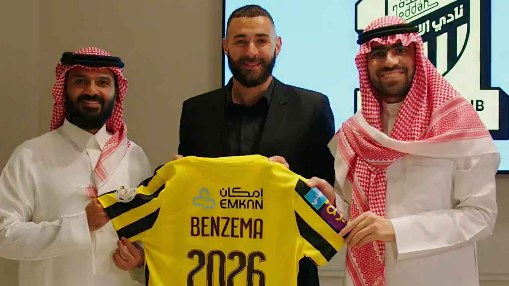El Al Ittihad posa junto a Karim Benzema tras su fichaje.