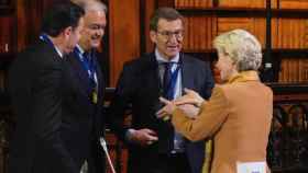 El presidente del PP, Alberto Nuñez Feijóo, con la presidenta de la Comisión Europea, Úrsula Von der Leyen, y al presidente del PPE, Manfred Weber, antes del inicio de una reunión del PPE.