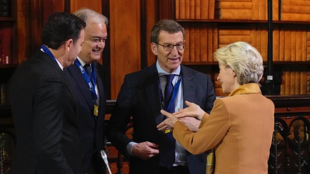 El presidente del PP, Alberto Nuñez Feijóo, con la presidenta de la Comisión Europea, Úrsula Von der Leyen, y al presidente del PPE, Manfred Weber, antes del inicio de la reunión del PPE.