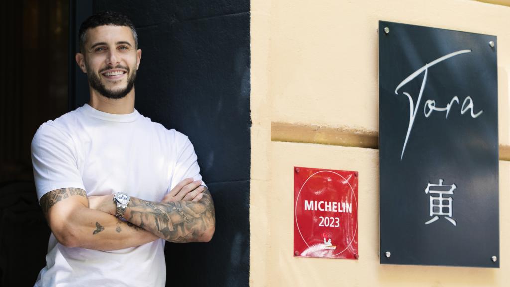 Mario Hermoso, en la puerta de su restaurante, Tora.