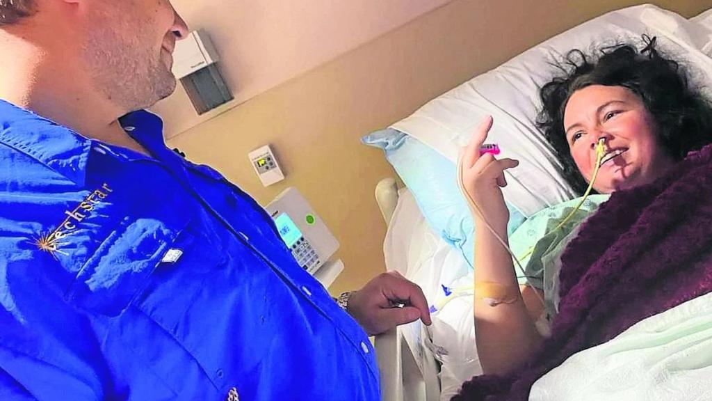 Lauren Brooke Robinson en el hospital junto a su pareja