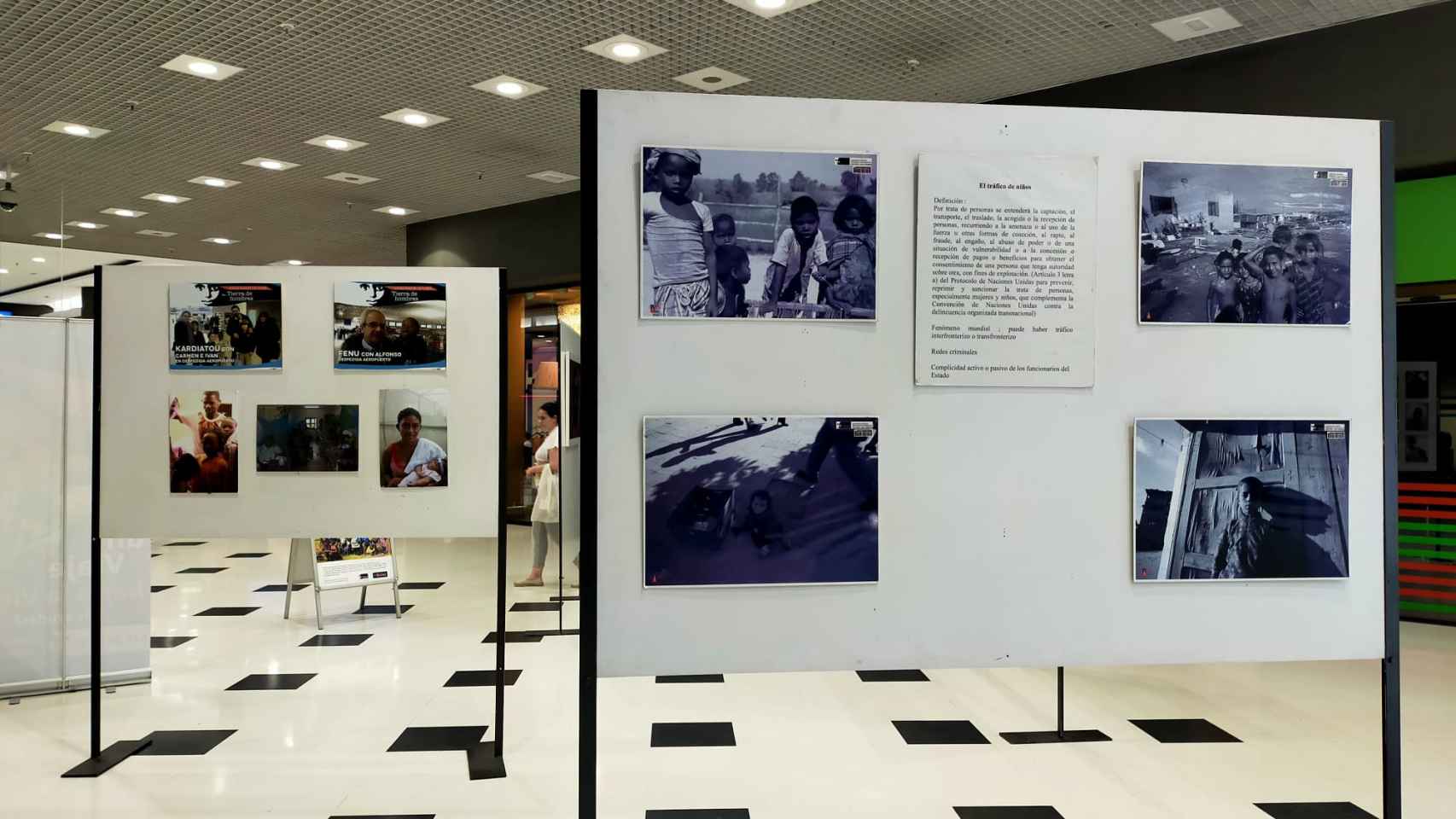 Paneles de las fotografías de la exposición de ‘Tierra de Hombres’.