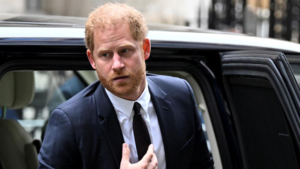 Harry de Inglaterra saliendo del vehículo, momentos antes de declarar ante el juez.