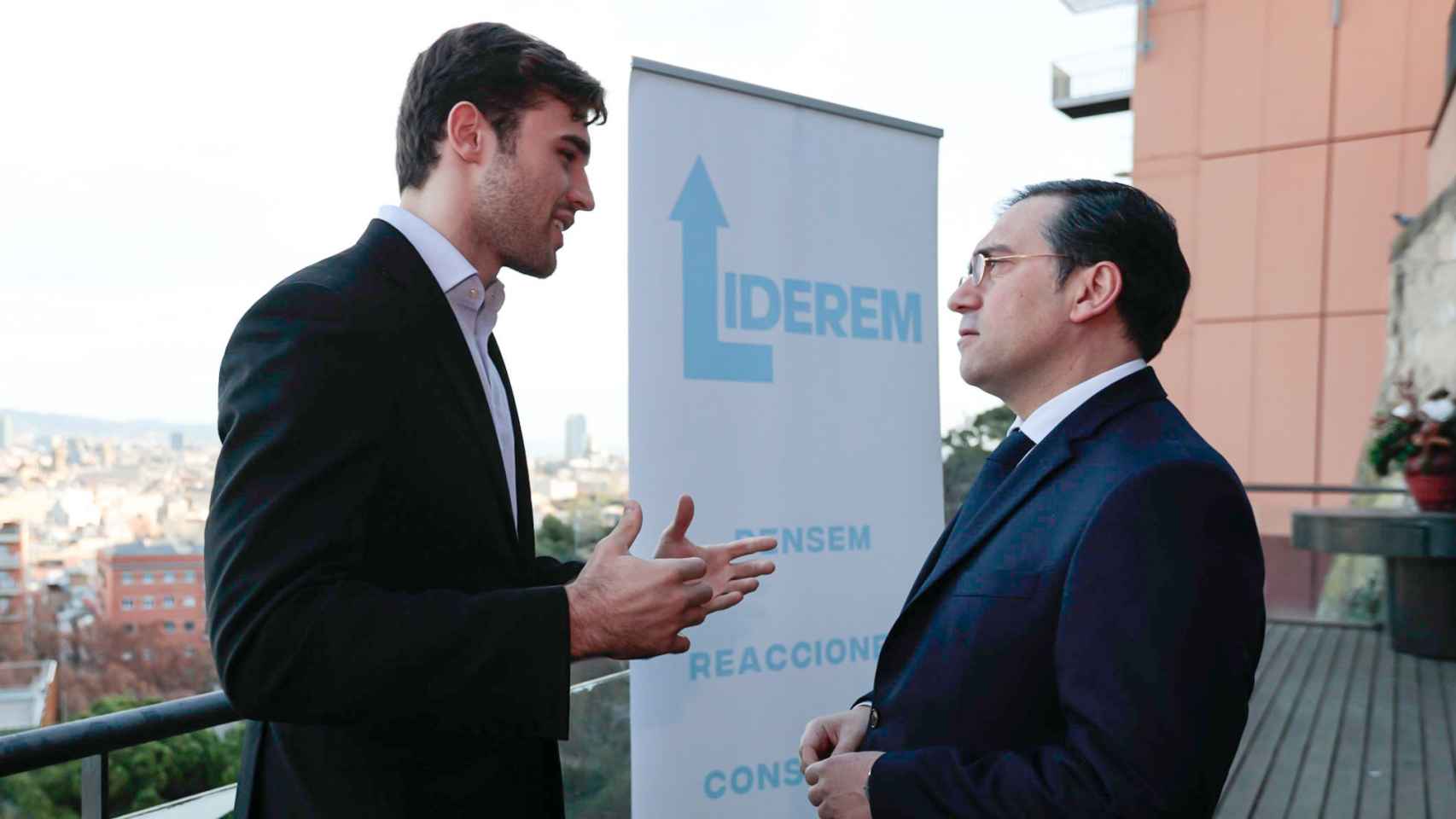 El presidente de Lideremos, Tomás Güell, conversa con el ministro de Asuntos Exteriores, José Manuel Albares, en una imagen de archivo.