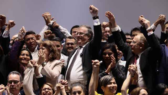 El canciller mexicano Marcelo Ebrard renuncia para centrarse en candidatura presidencial.