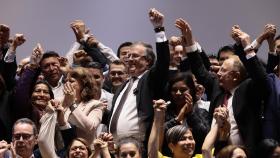 El canciller mexicano Marcelo Ebrard renuncia para centrarse en candidatura presidencial.