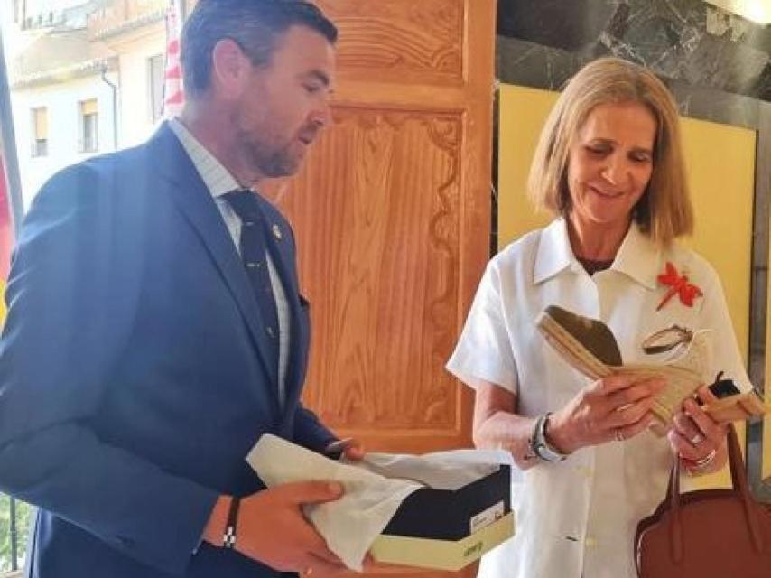 Elena de Borbón y Grecia, hermana mayor del Rey Felipe VI, obsequiada por el alcalde de Caravaca de la Cruz, José Francisco García, con unas alpargatas de Calzados Picón.