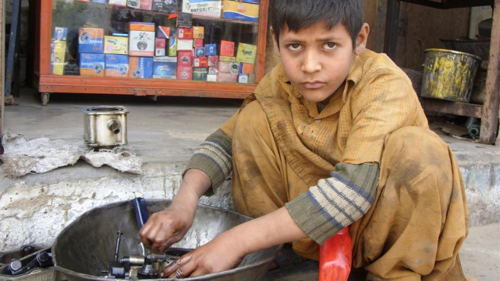 Un niño trabajando en Pakistán con sustancias potencialmente tóxicas.